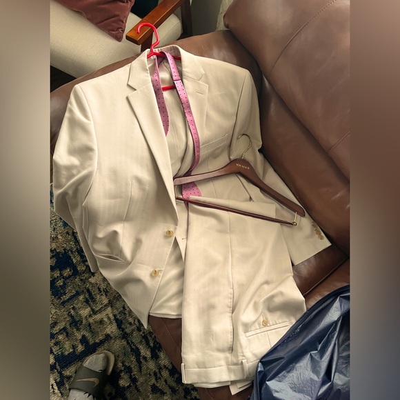 Authentic Ralph Lauren Tan Suit size xl comes with the von Maur